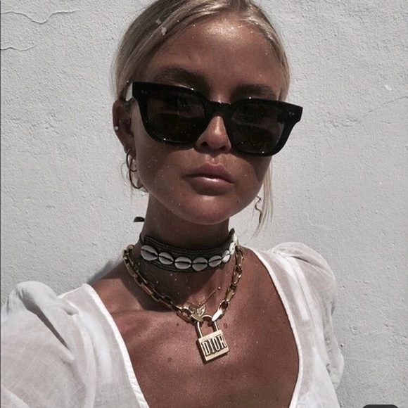 seashell with Gold color necklace chocker must go✅ - Picture 1 of 6